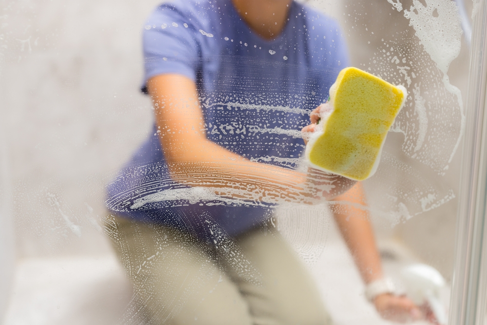 Hands,are,cleaning,windows,with,sponge,and,detergent